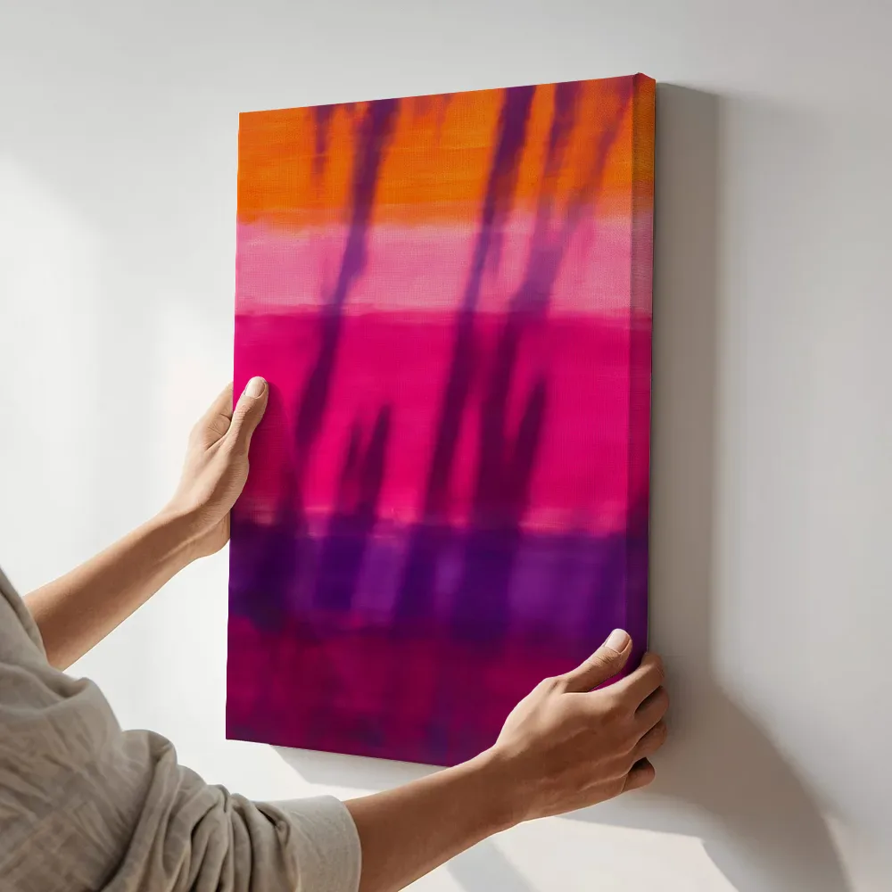 Sfeerimpressie: Ingezogen banen buiten beeld in vol magenta terwijl het aan de muur wordt gehangen