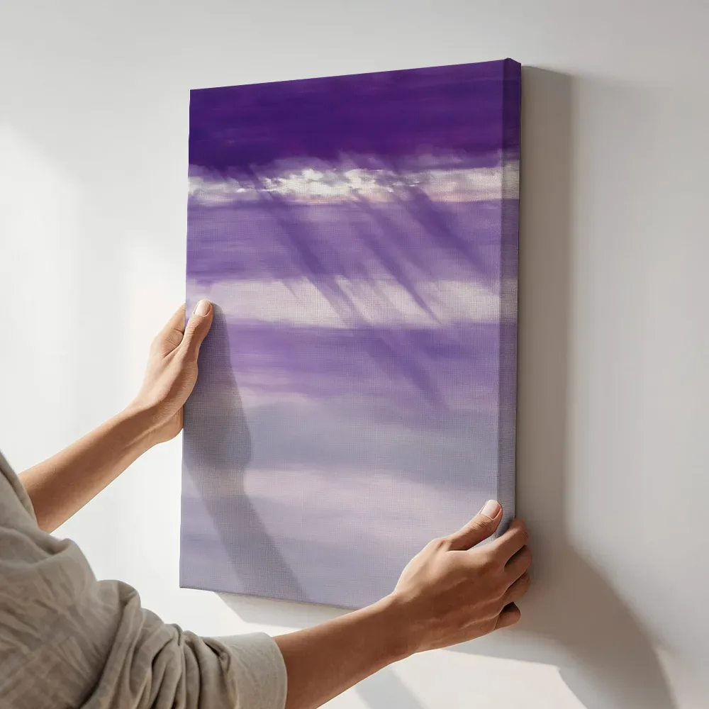 Sfeerimpressie: Ingezogen banen hoog in beeld in lila en zilver terwijl het aan de muur wordt gehangen