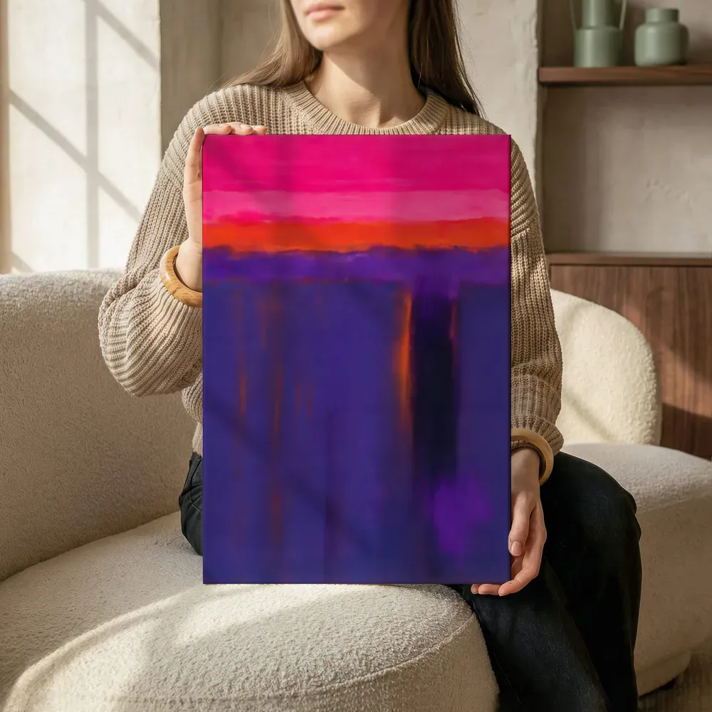Sfeerimpressie: Ingezogen banen hoog in beeld in vol magenta terwijl het zittend wordt getoond