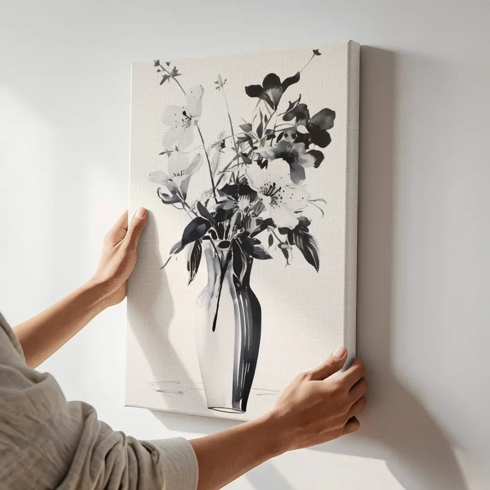 Sfeerimpressie: Inkttekening boeket in zwart-wit terwijl het aan de muur wordt gehangen
