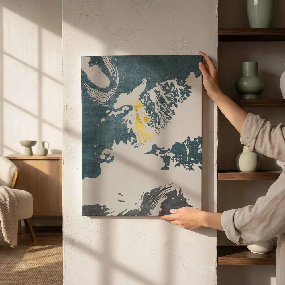 Sfeerimpressie: Inktvlek abstract in teal met goud naast de kast
