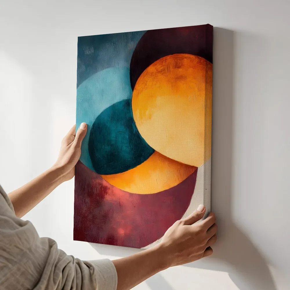 Sfeerimpressie: Interlocking cirkels in teal, oranje en bordeaux terwijl het aan de muur wordt gehangen