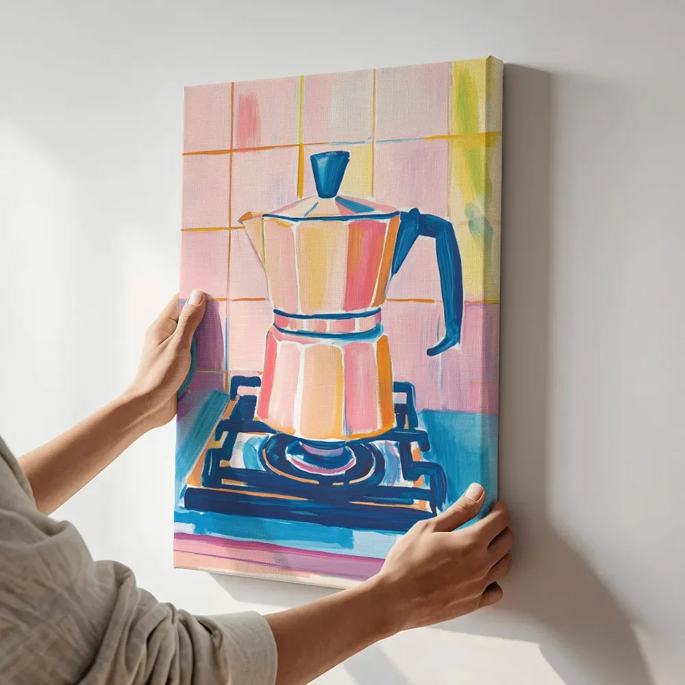Sfeerimpressie: Italiaans koffiezetapparaat op het fornuis terwijl het aan de muur wordt gehangen