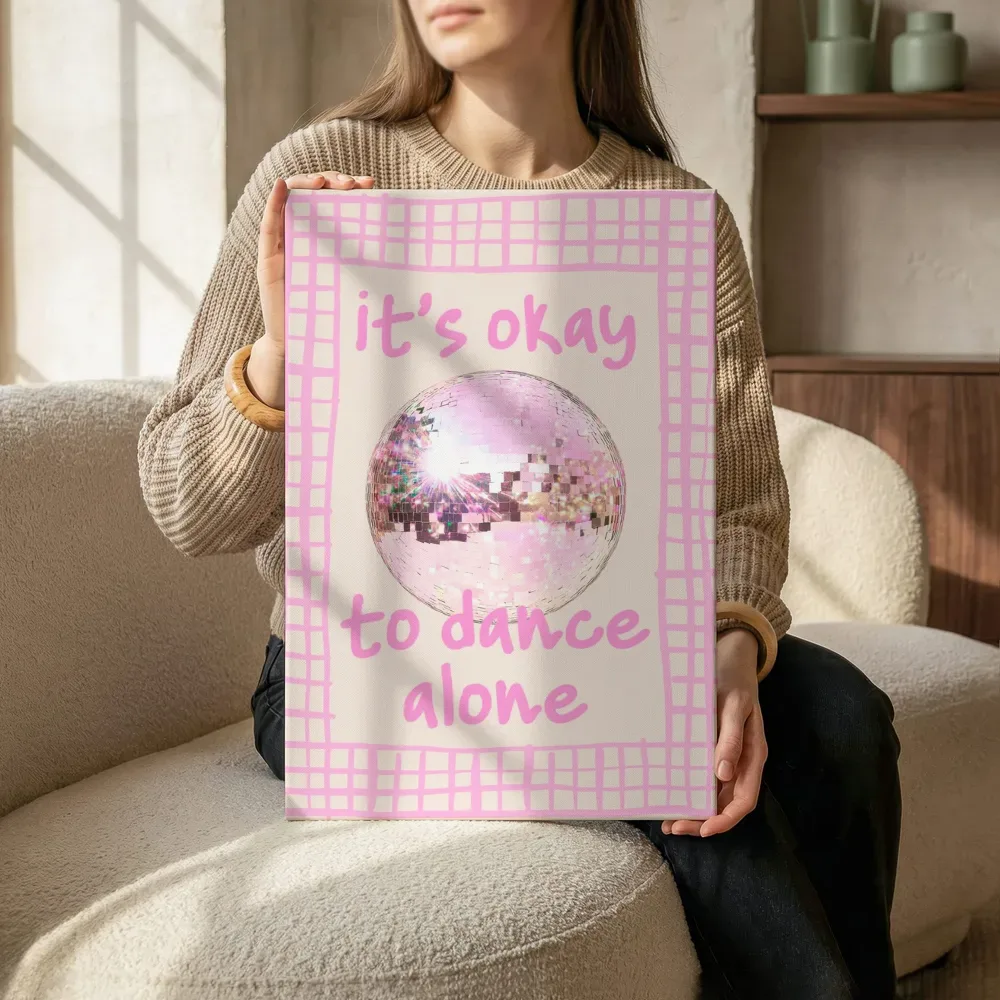 Sfeerimpressie: It's okay to dance alone terwijl het zittend wordt getoond