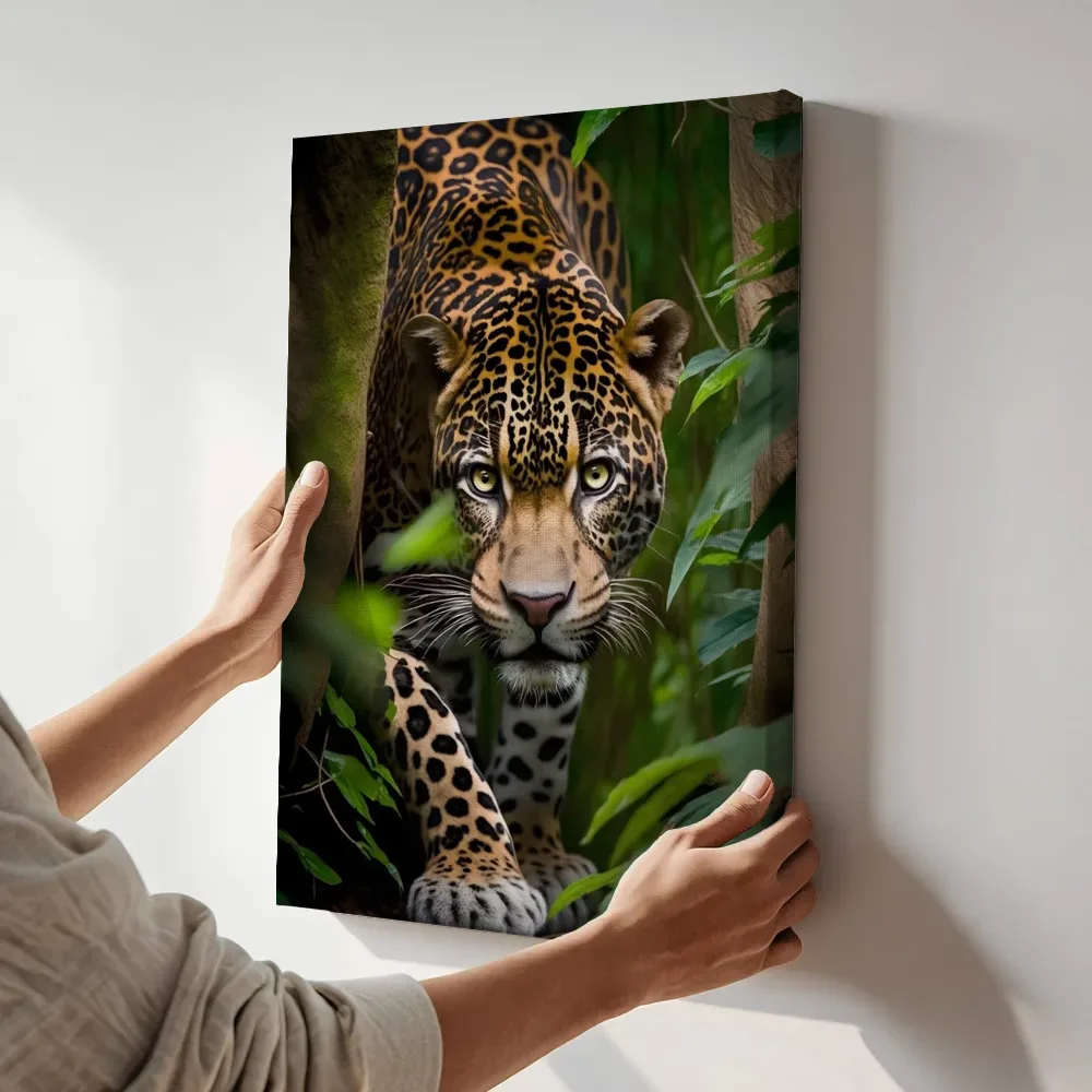 Sfeerimpressie: Jaguar in de jungle terwijl het aan de muur wordt gehangen