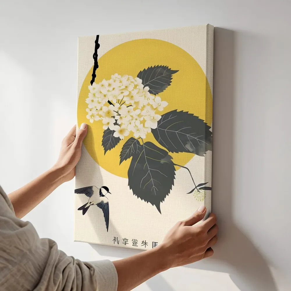 Sfeerimpressie: Japandi hortensia met vogel terwijl het aan de muur wordt gehangen