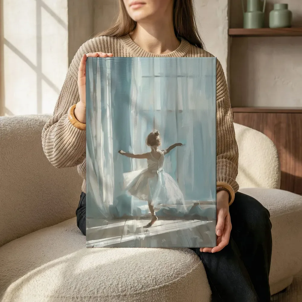 Sfeerimpressie: Jonge ballerina bij het raam terwijl het zittend wordt getoond