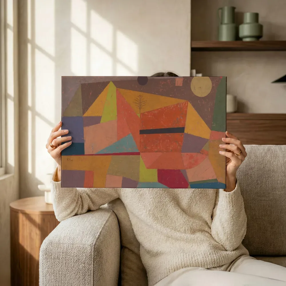 Sfeerimpressie: Vrolijk berglandschap van Paul Klee terwijl het omhoog wordt gehouden
