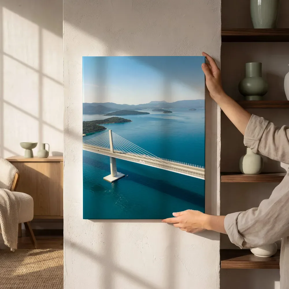 Sfeerimpressie: Moderne kabelbrug over een turquoise baai naast de kast