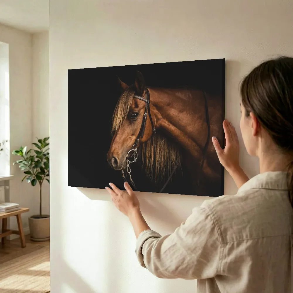 Sfeerimpressie: Kastanjebruin paard portret terwijl het wordt opgehangen