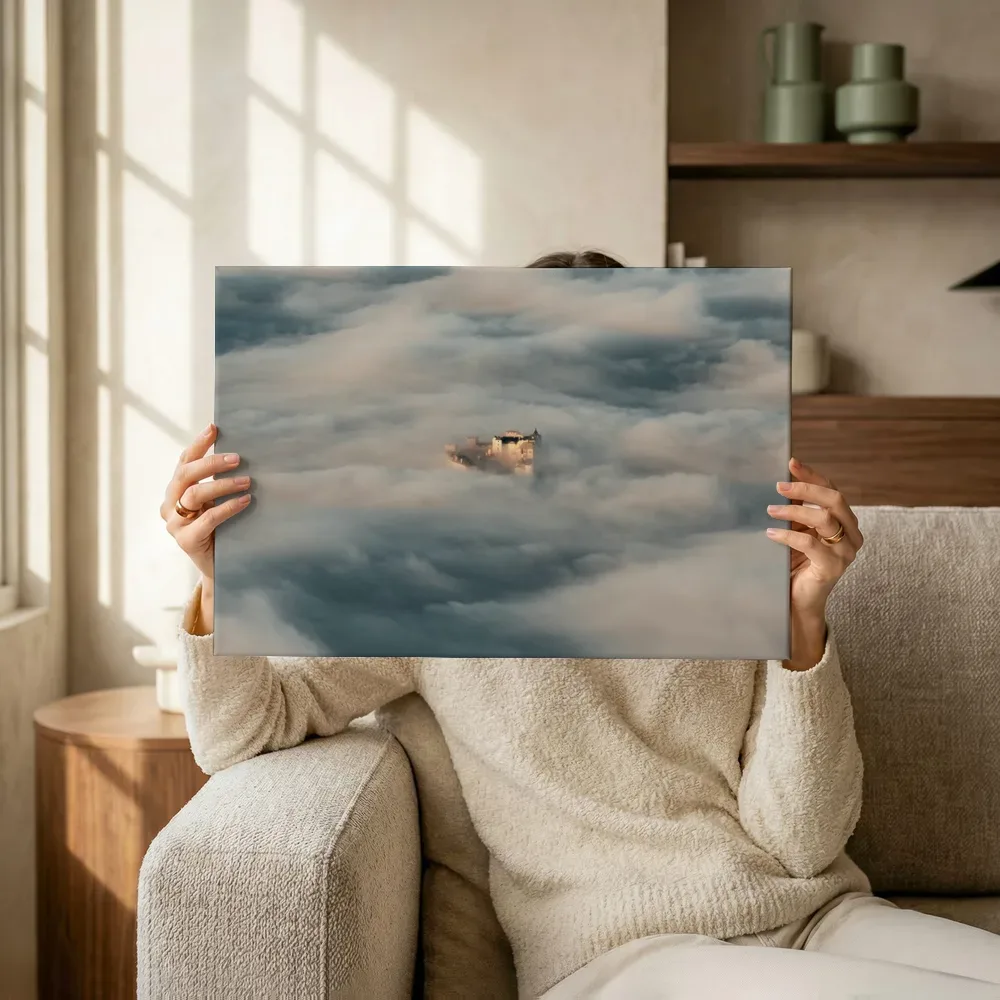 Sfeerimpressie: Kasteel boven een zee van wolken terwijl het omhoog wordt gehouden