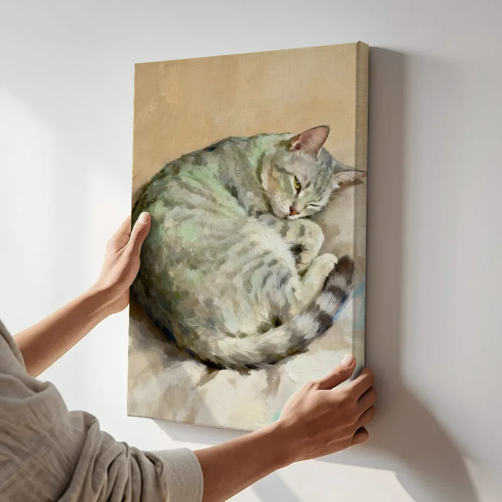 Sfeerimpressie: Kat in mist gehuld terwijl het aan de muur wordt gehangen