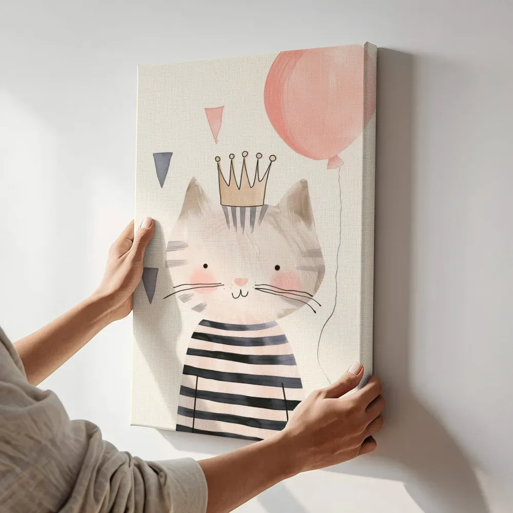 Sfeerimpressie: Kat met kroontje en ballon terwijl het aan de muur wordt gehangen