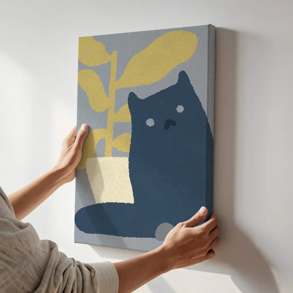 Sfeerimpressie: Kat naast de kamerplant terwijl het aan de muur wordt gehangen