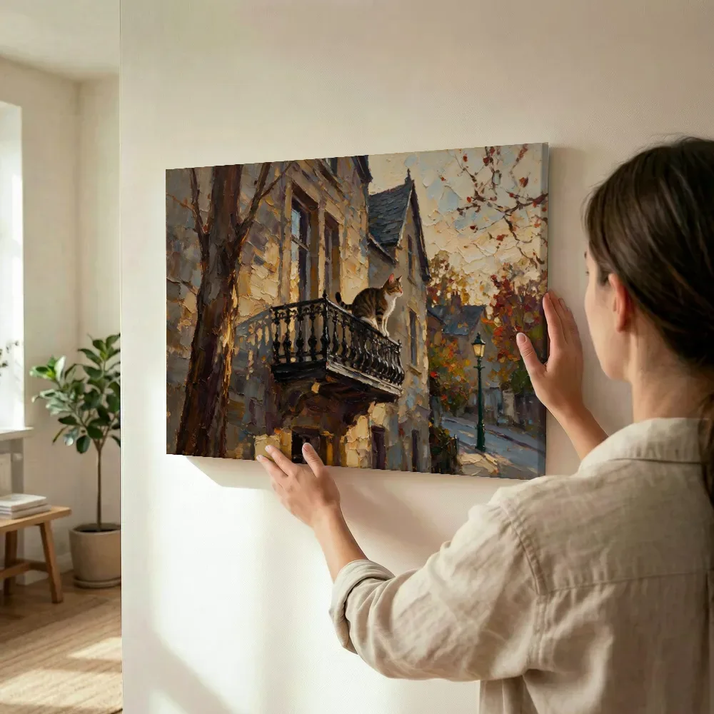 Sfeerimpressie: Kat op het balkon van een Parijse gevel terwijl het omhoog wordt gehouden