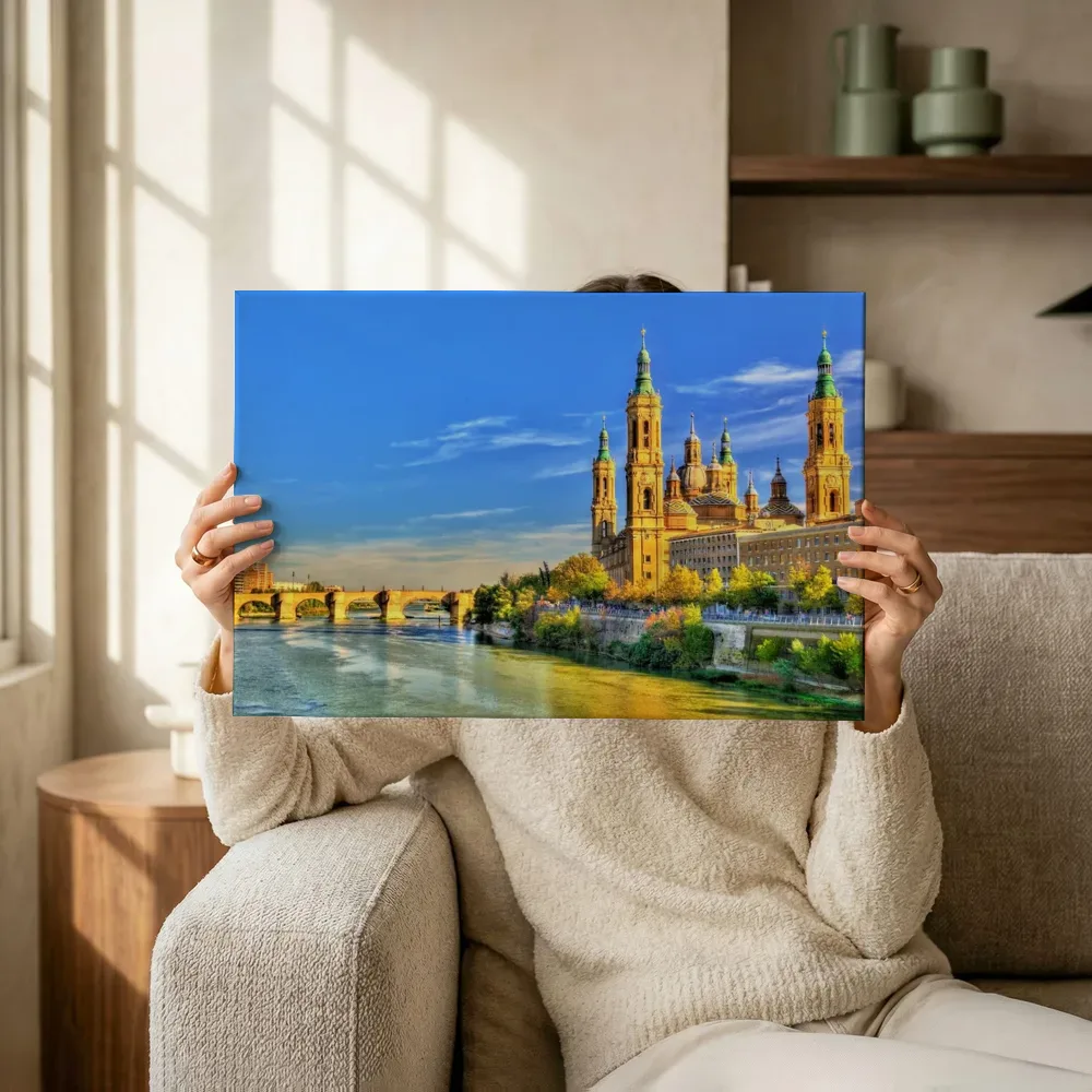 Sfeerimpressie: Kathedraal aan de rivier in zaragoza terwijl het omhoog wordt gehouden