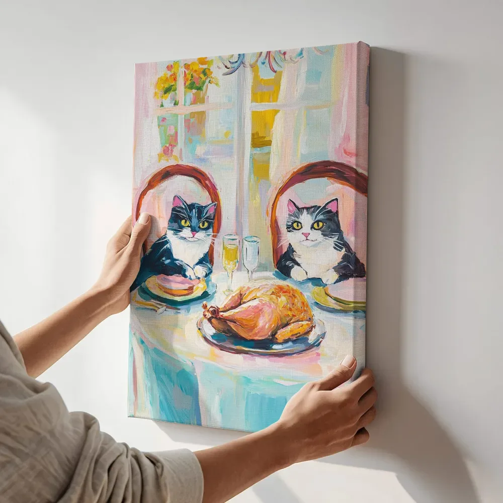 Sfeerimpressie: Katten aan de feestdis met gebraden kip terwijl het aan de muur wordt gehangen