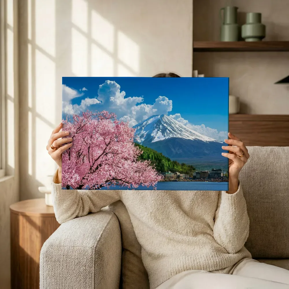 Sfeerimpressie: Kersenbloesem met uitzicht op de Fuji terwijl het omhoog wordt gehouden