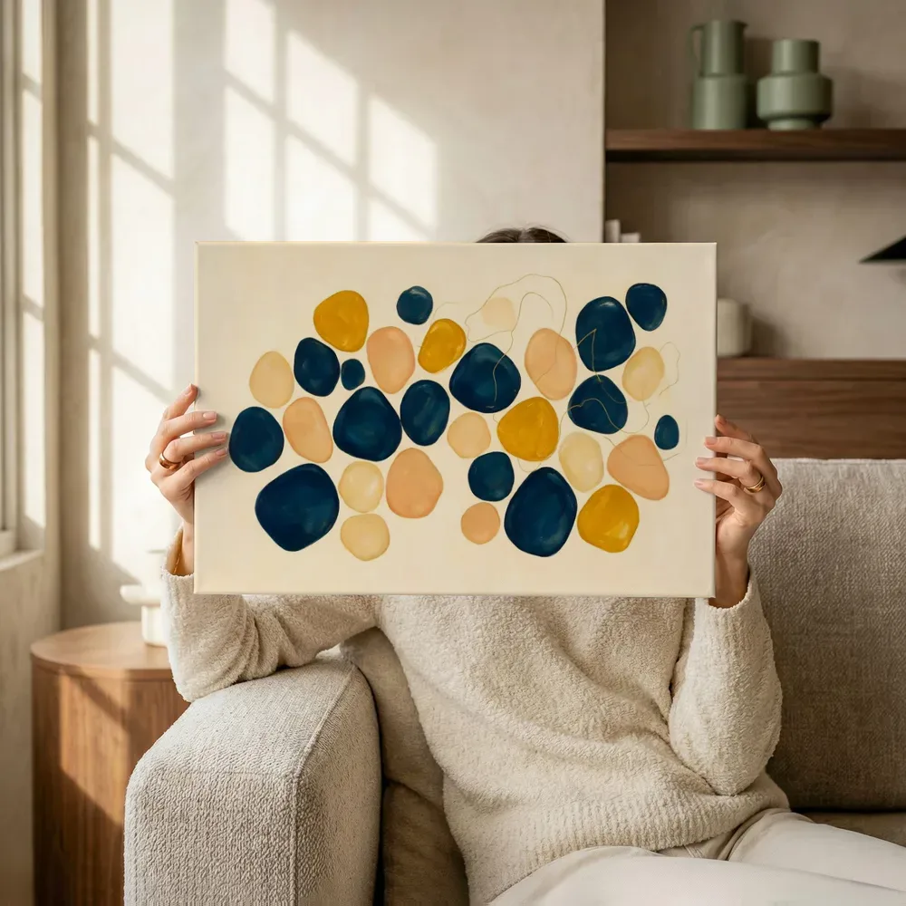 Sfeerimpressie: Kiezelstenen Organic Geometry 18 terwijl het omhoog wordt gehouden