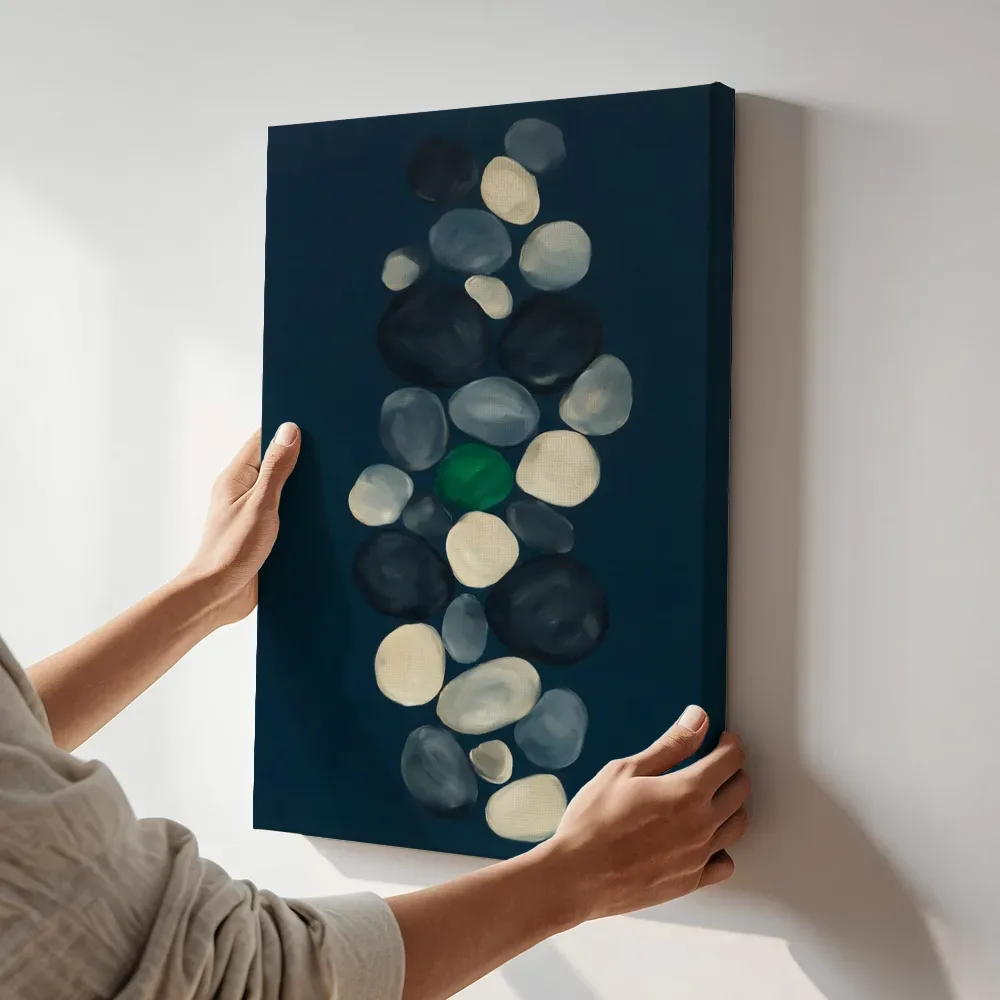 Sfeerimpressie: Kiezelstenen Organic Geometry in houtskoolgrijs terwijl het aan de muur wordt gehangen