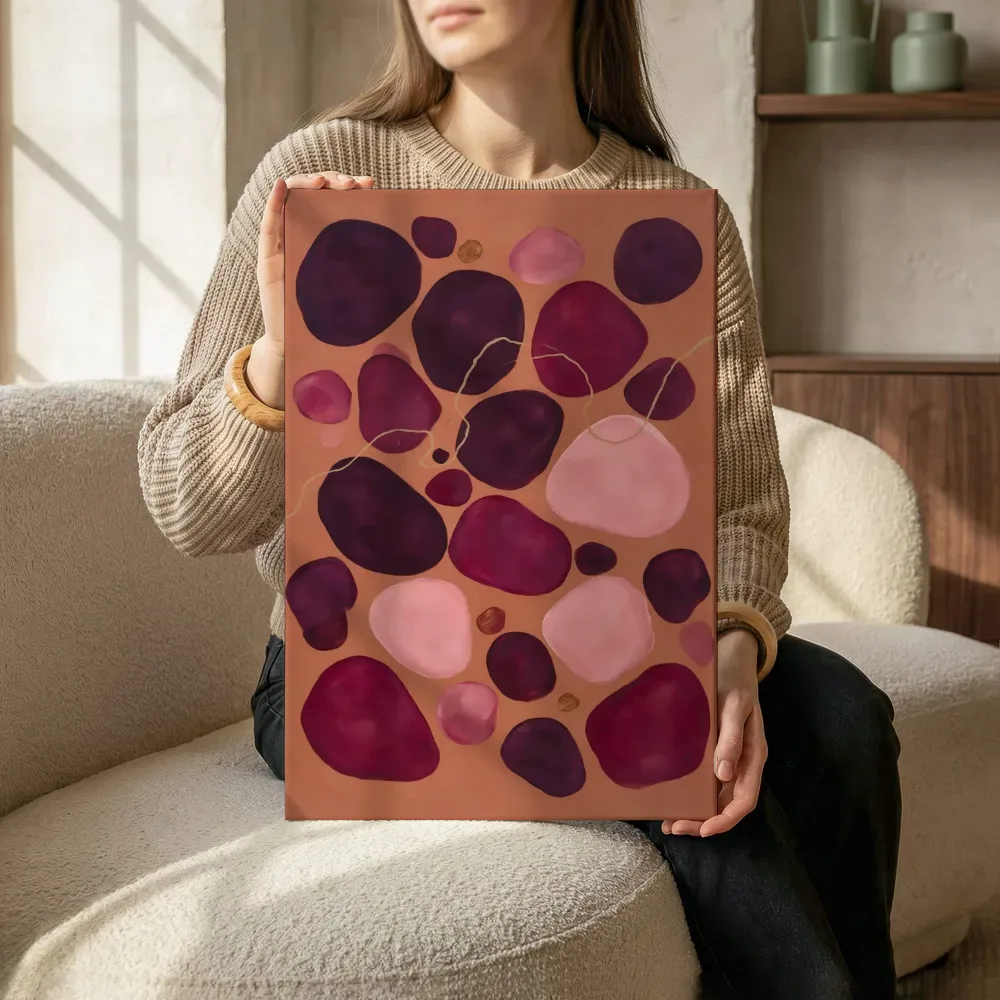 Sfeerimpressie: Kiezelstenen Organic Geometry in magenta 3 terwijl het zittend wordt getoond