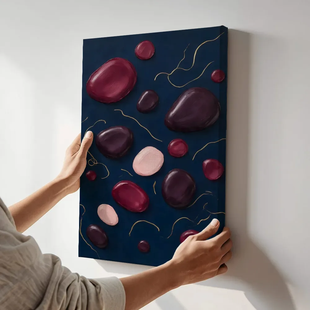 Sfeerimpressie: Kiezelstenen Organic Geometry in magenta terwijl het aan de muur wordt gehangen