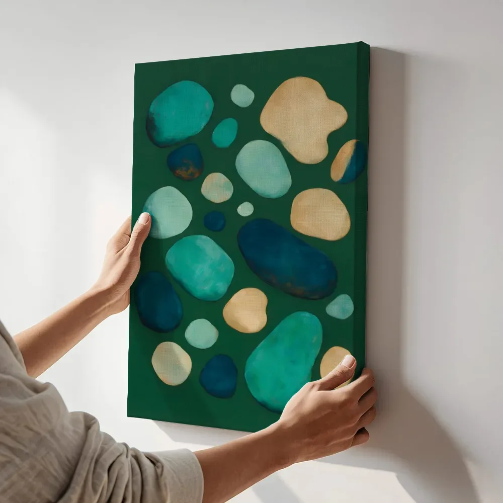 Sfeerimpressie: Kiezelstenen Organic Geometry in zeeblauw 2 terwijl het aan de muur wordt gehangen
