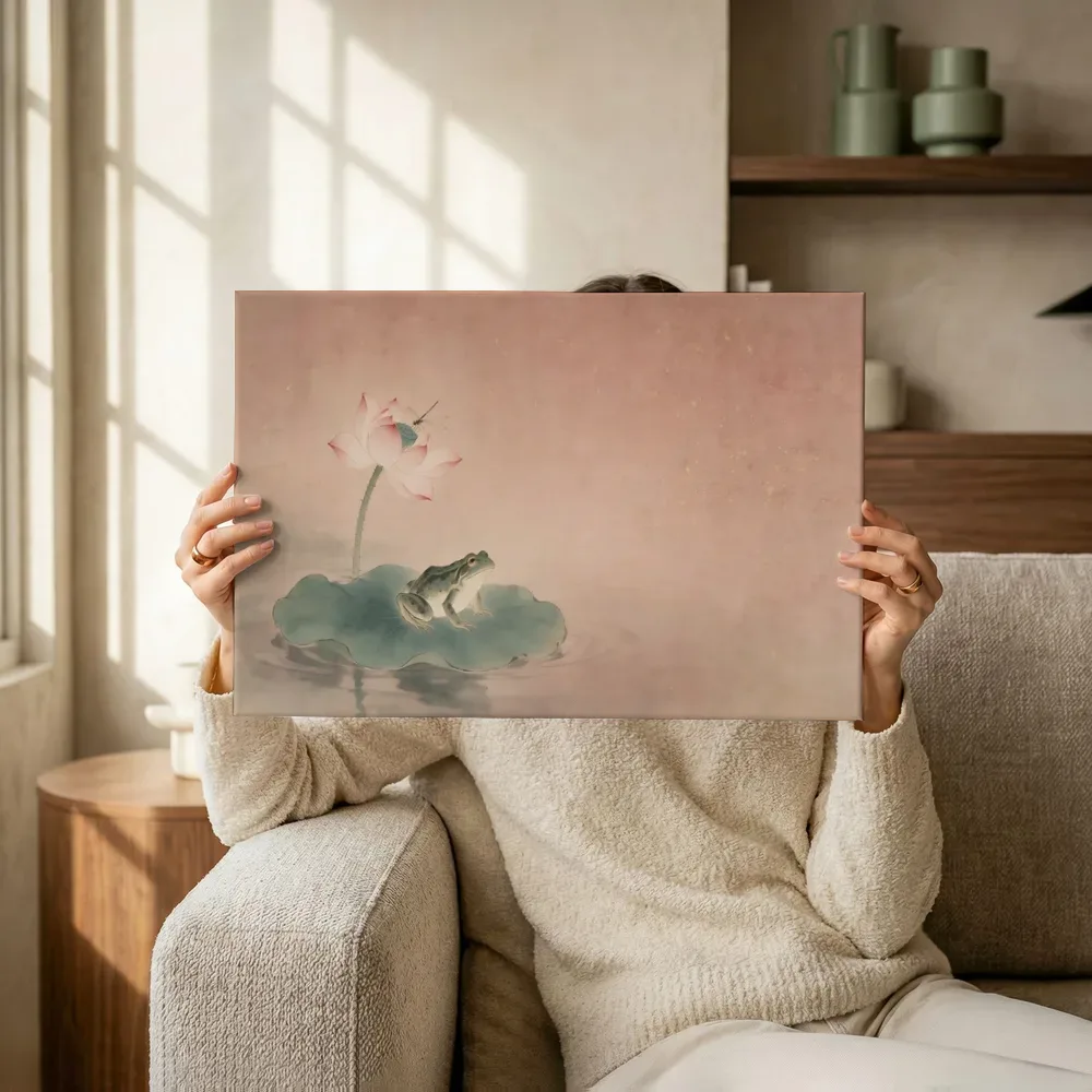 Sfeerimpressie: Kikker op een lotusblad in roze en goud terwijl het omhoog wordt gehouden