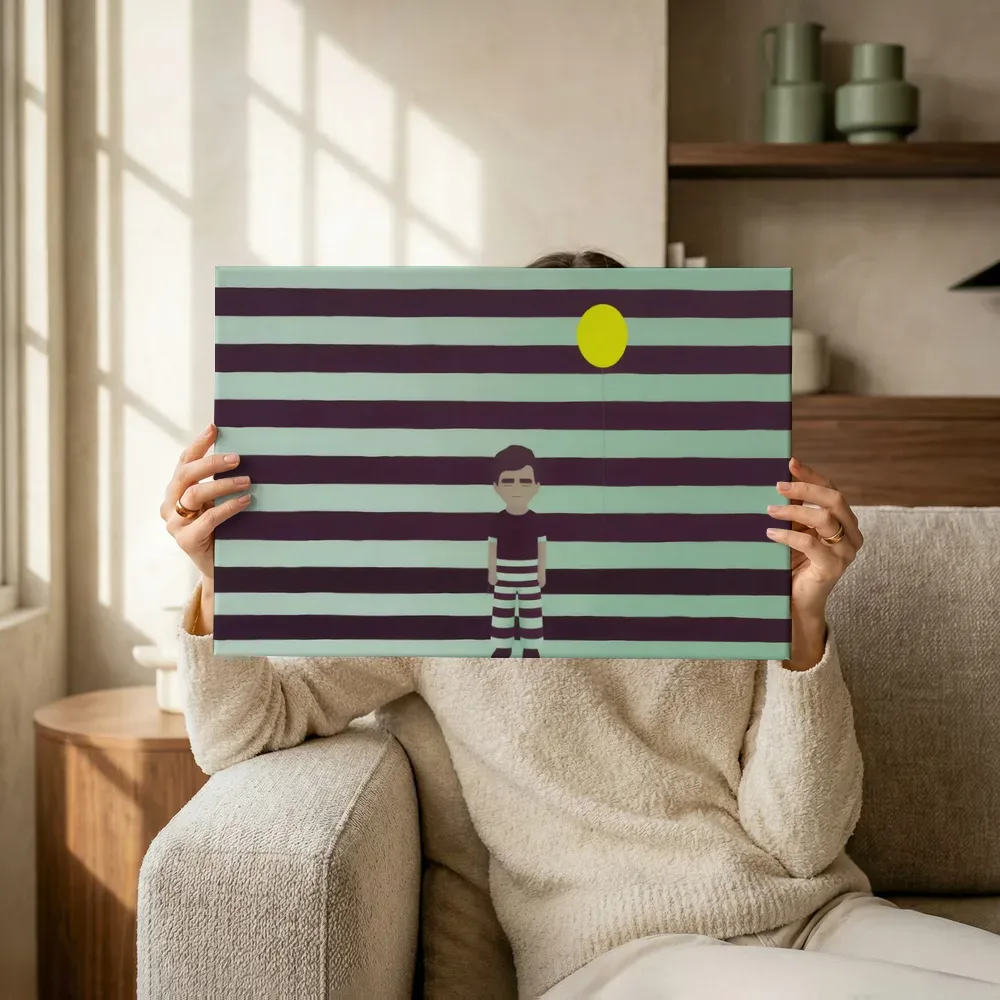 Sfeerimpressie: Kind met ballon in aubergine en mint terwijl het omhoog wordt gehouden
