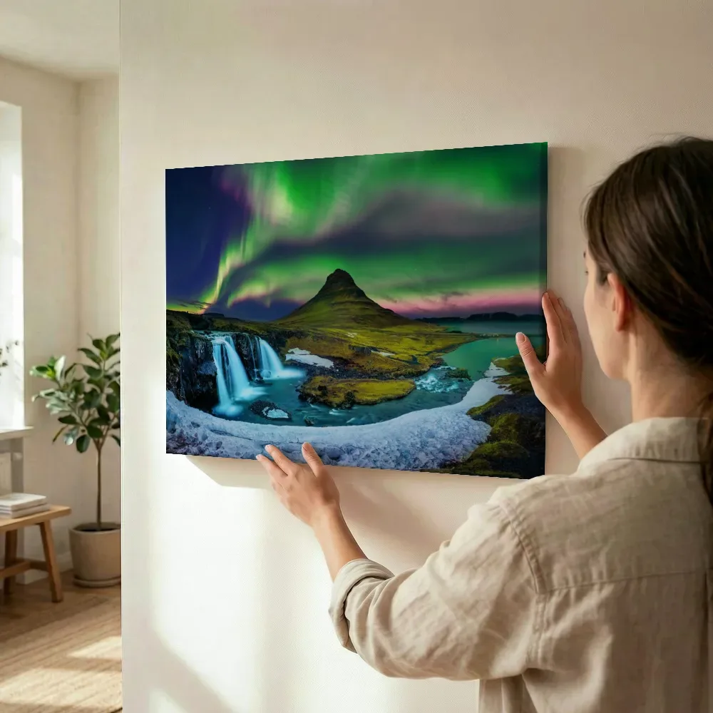 Sfeerimpressie: Noorderlicht boven Kirkjufell IJsland terwijl het wordt opgehangen