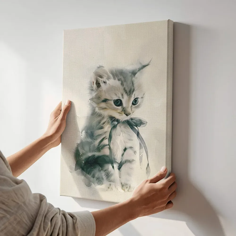 Sfeerimpressie: Kitten met strikje terwijl het aan de muur wordt gehangen
