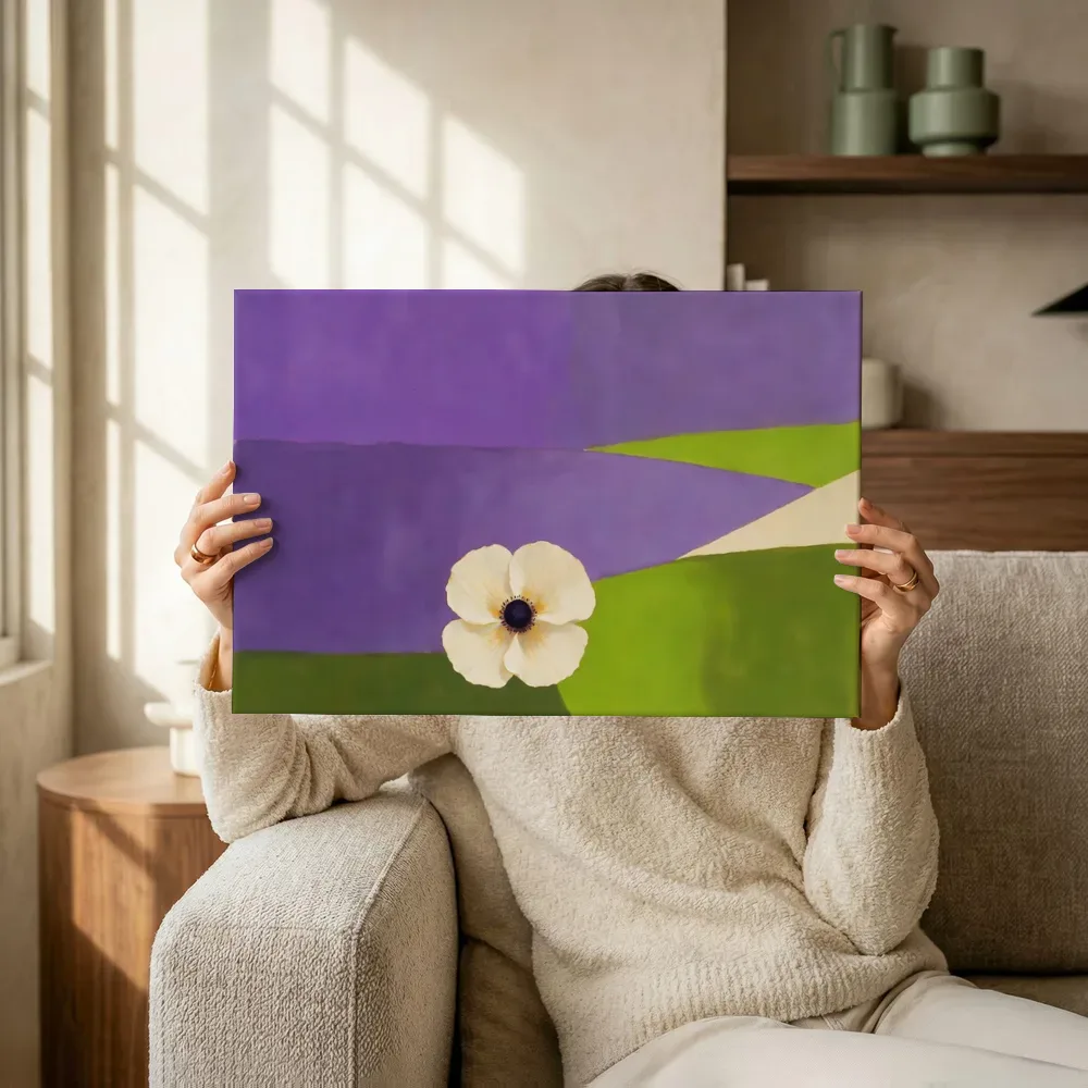 Sfeerimpressie: Klaproos van dichtbij in violet en limoen terwijl het omhoog wordt gehouden