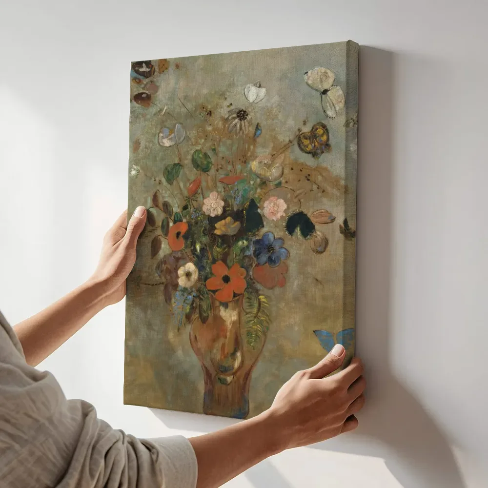 Sfeerimpressie: Klassiek bloemstilleven met vlinders terwijl het aan de muur wordt gehangen