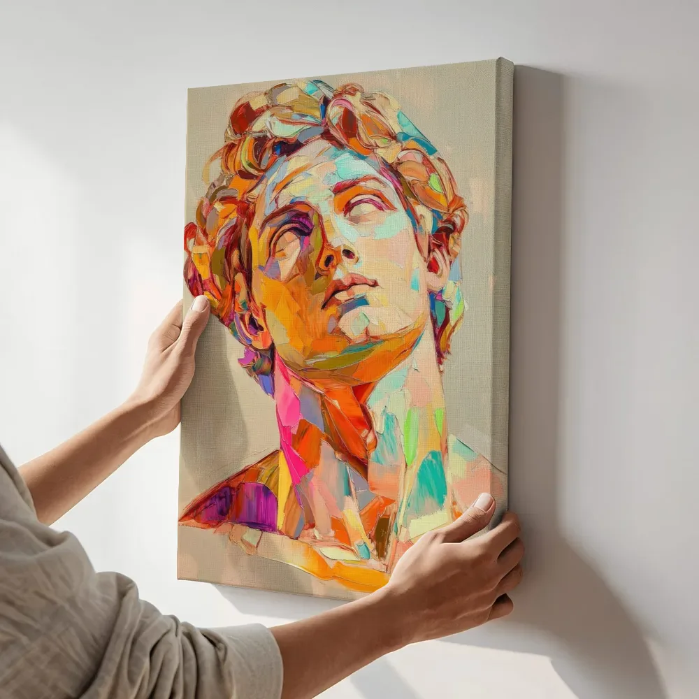 Sfeerimpressie: Klassiek buste in kleurvlakken terwijl het aan de muur wordt gehangen