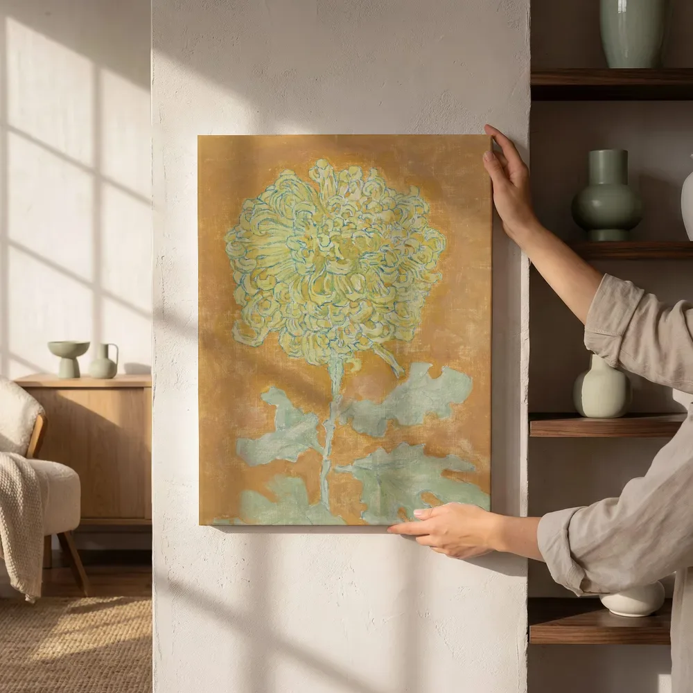 Sfeerimpressie: Klassiek schilderij van een bleekgroene chrysant terwijl het zittend wordt getoond