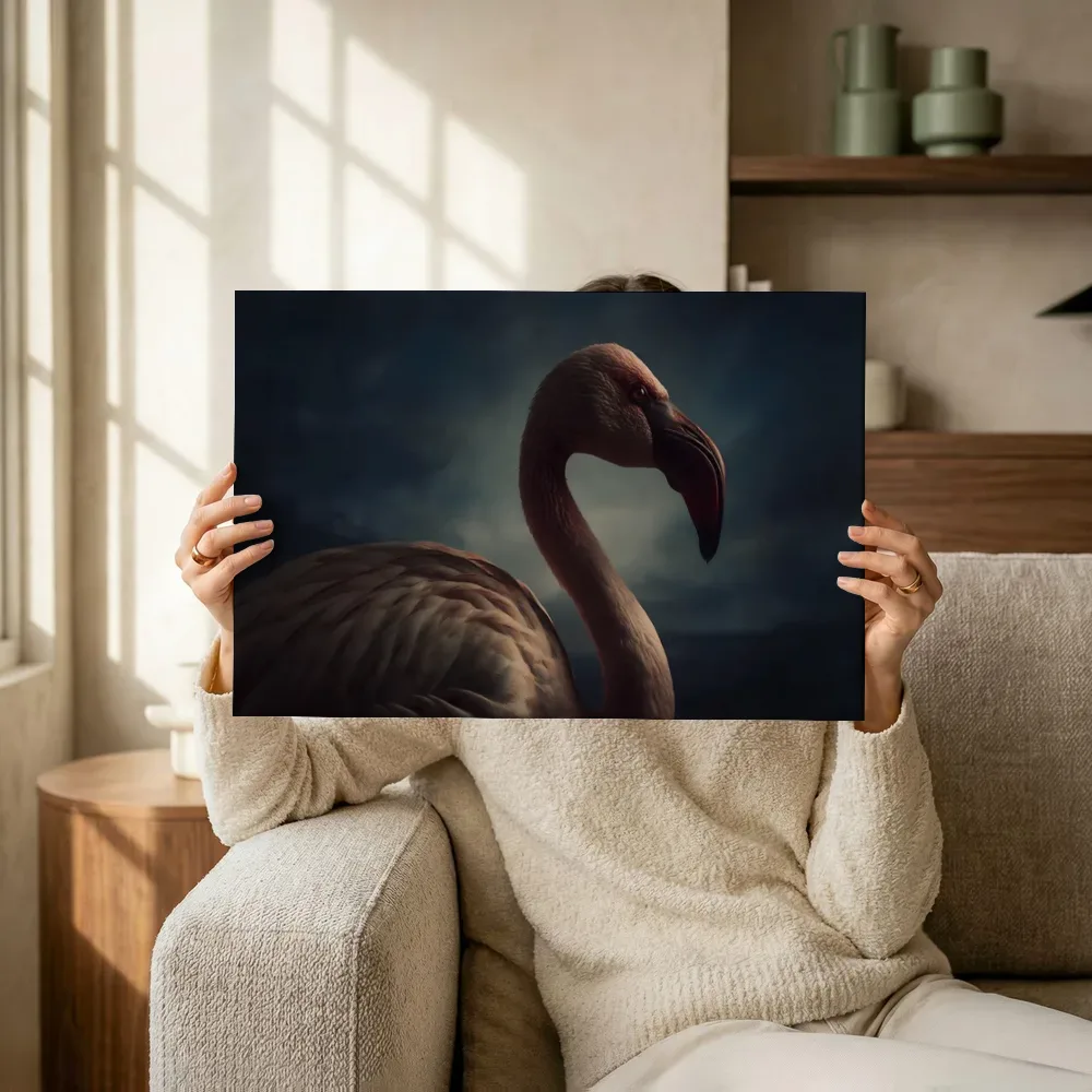 Sfeerimpressie: Kleine Flamingo en profil in inktblauw terwijl het omhoog wordt gehouden