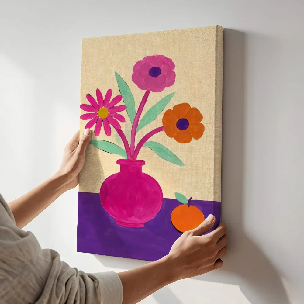 Sfeerimpressie: Kleur stilleven kleurrijk in fel magenta terwijl het aan de muur wordt gehangen