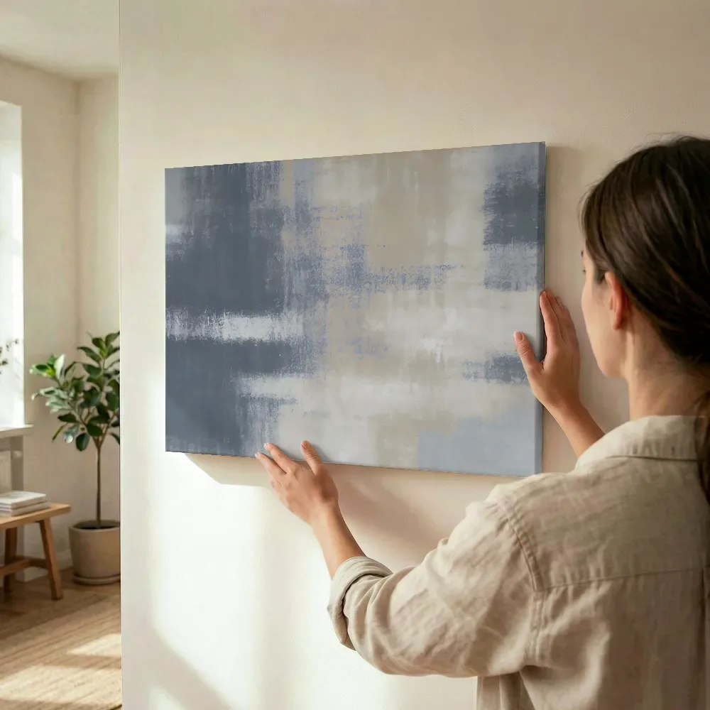 Sfeerimpressie: Kleurblokken in blauwgrijs en beige terwijl het wordt opgehangen