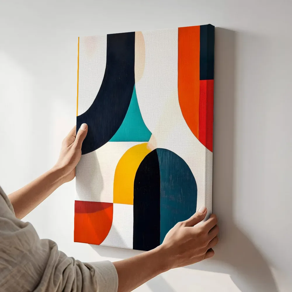Sfeerimpressie: Kleurrijke boogcompositie in blauw en rood terwijl het aan de muur wordt gehangen