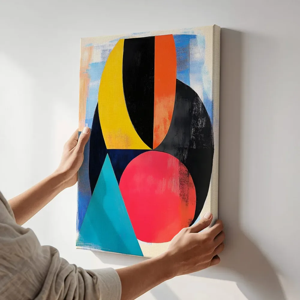 Sfeerimpressie: Kleurrijke cirkelcompositie in geel, zwart en teal terwijl het aan de muur wordt gehangen