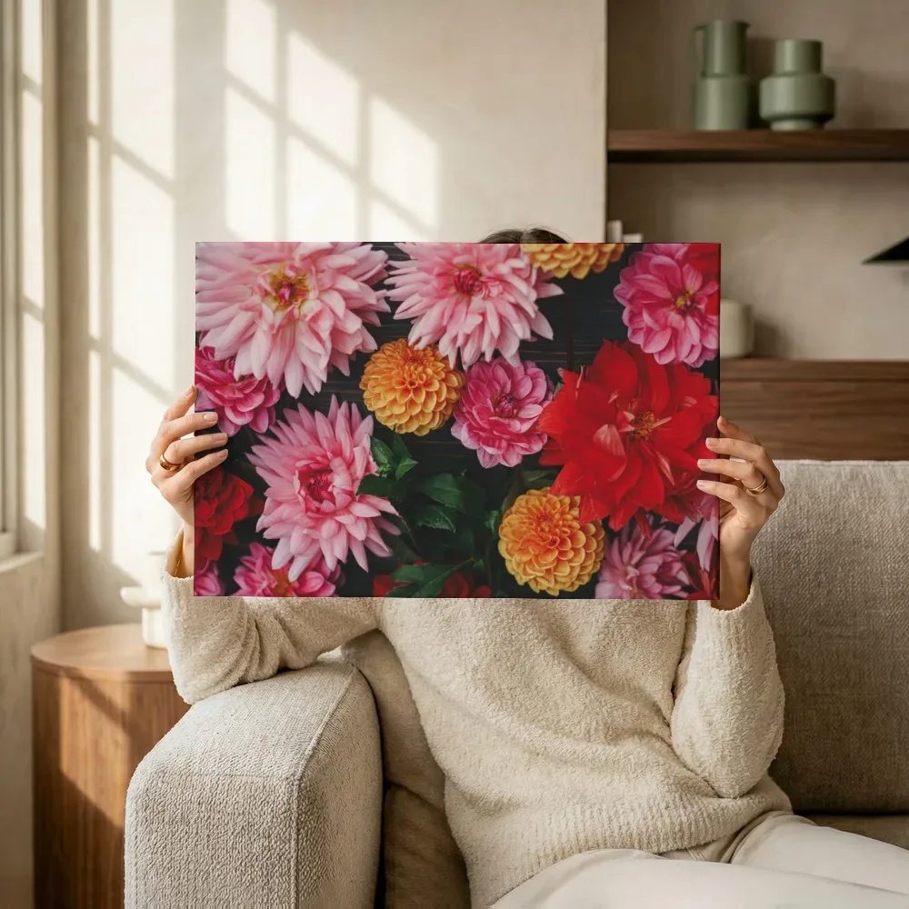 Sfeerimpressie: Kleurrijk boeket dahlia's in close-up terwijl het omhoog wordt gehouden