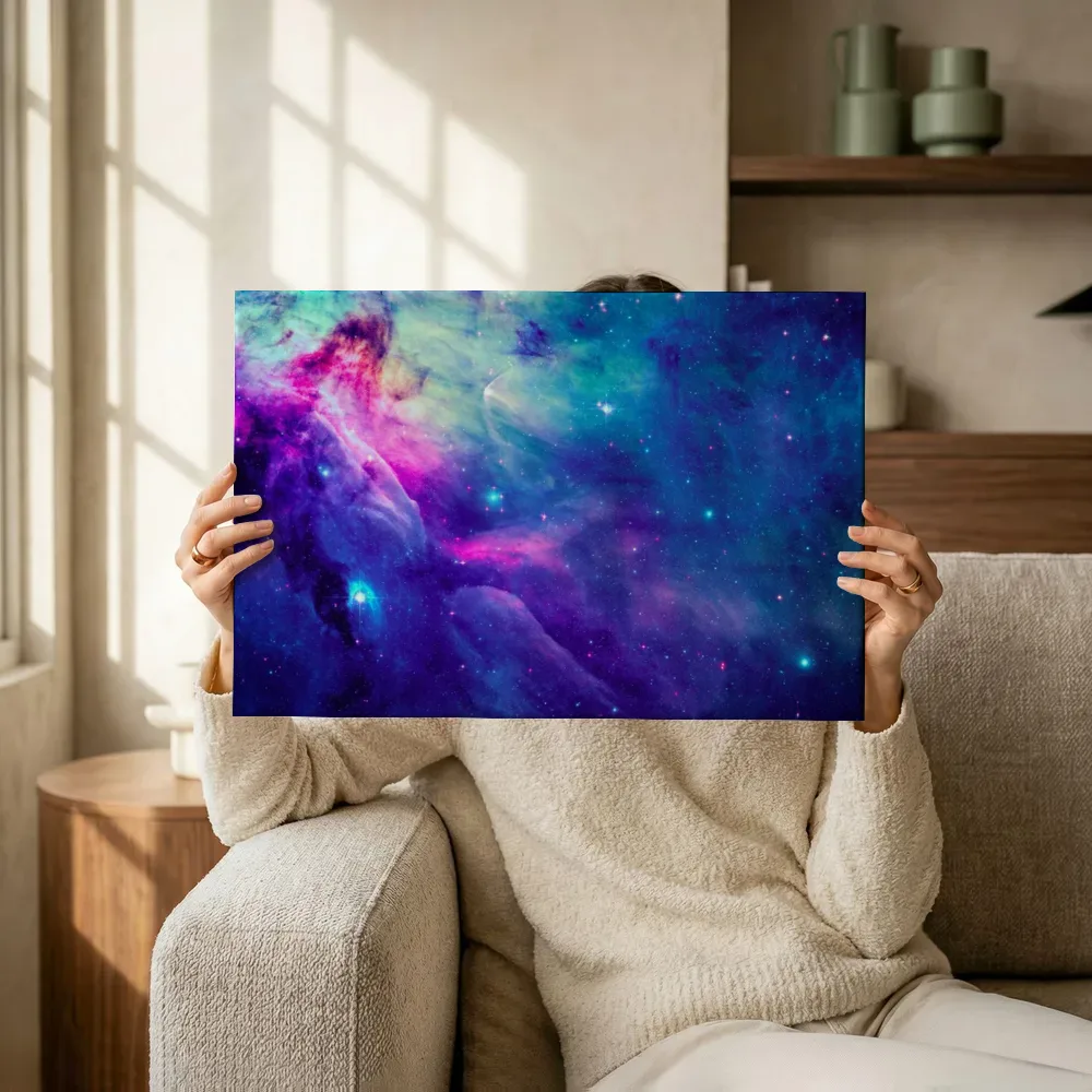 Sfeerimpressie: Kleurrijke kosmische nevel terwijl het omhoog wordt gehouden