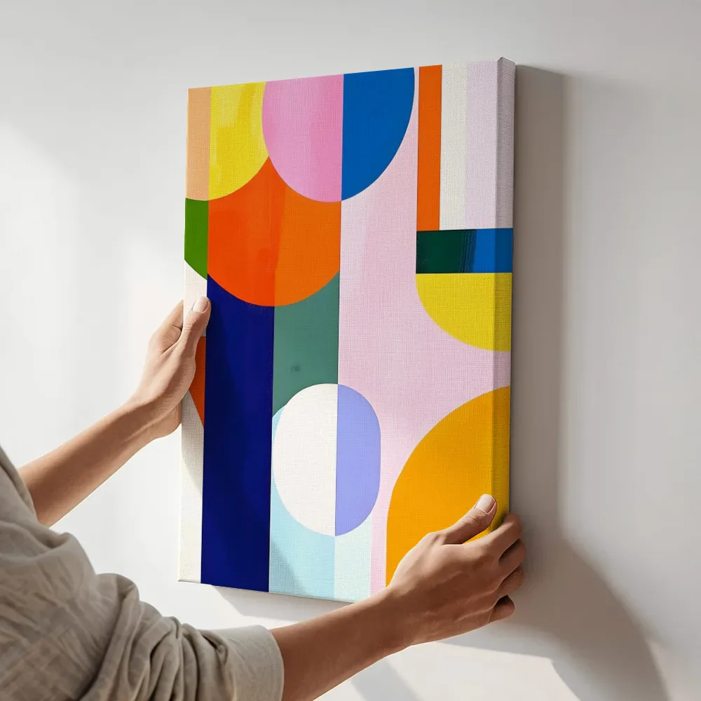 Sfeerimpressie: Kleurrijke ovalen compositie in oranje en marineblauw terwijl het aan de muur wordt gehangen