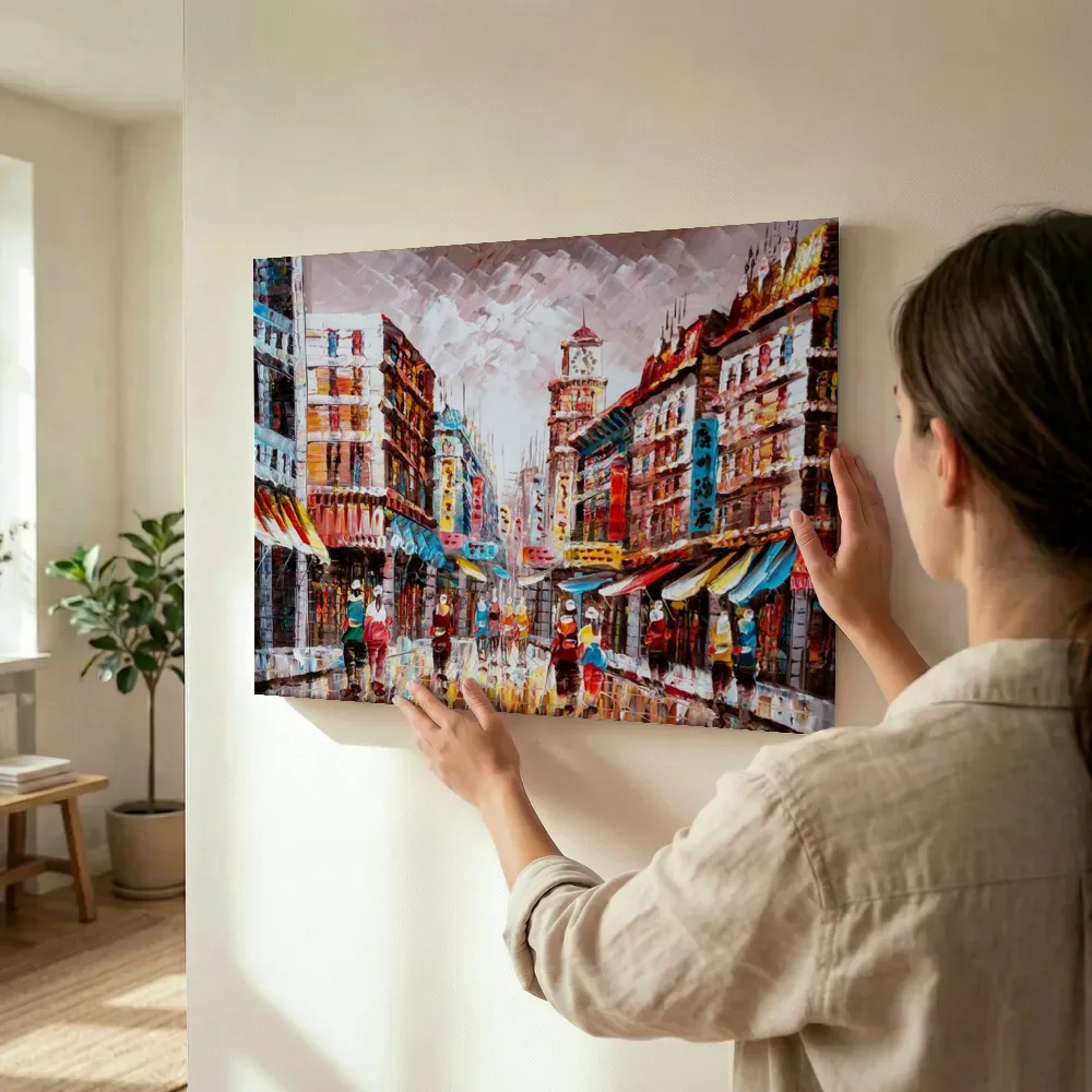 Sfeerimpressie: Kleurrijke stadsstraat met klokkentoren terwijl het omhoog wordt gehouden