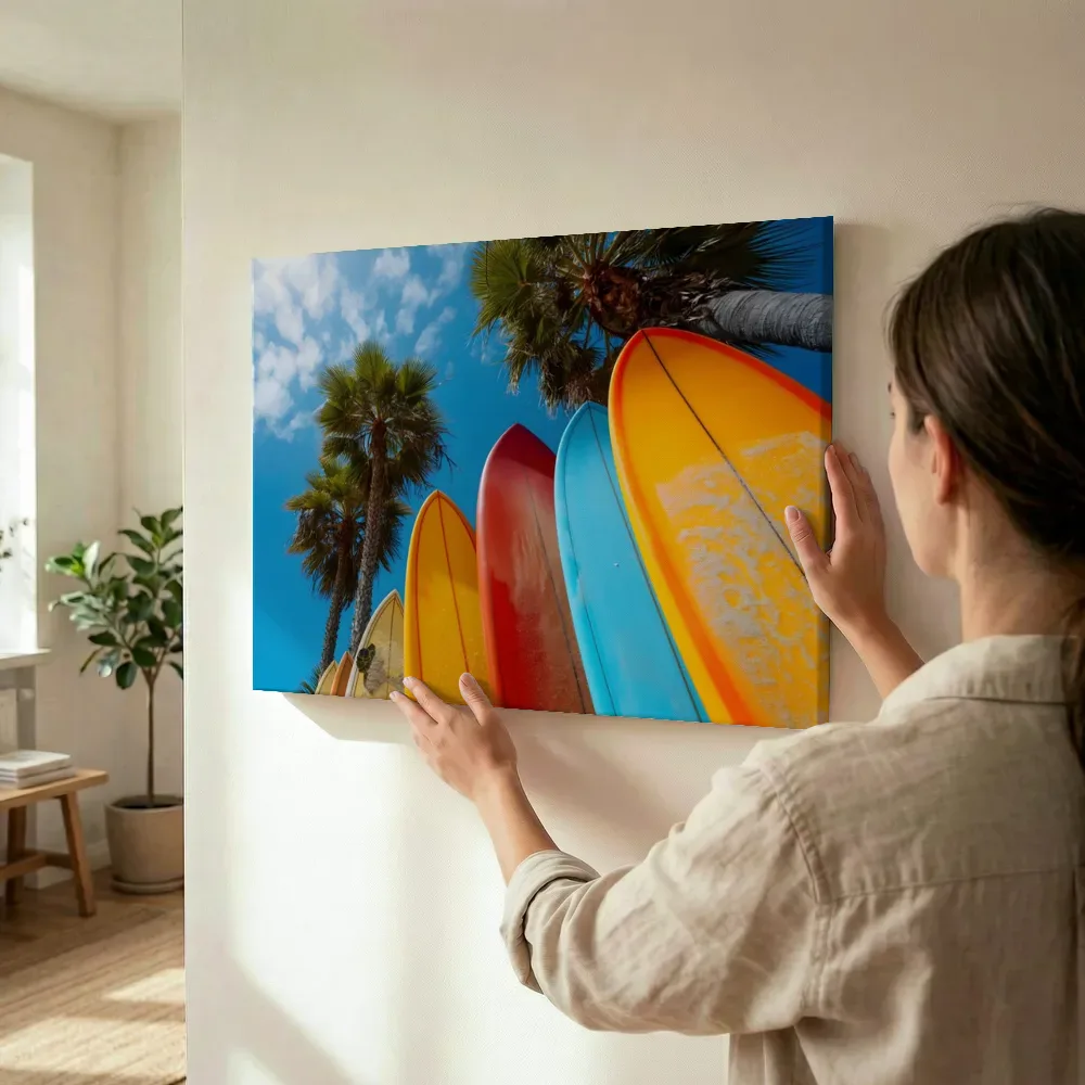 Sfeerimpressie: Kleurrijke surfboards onder palmbomen terwijl het wordt opgehangen