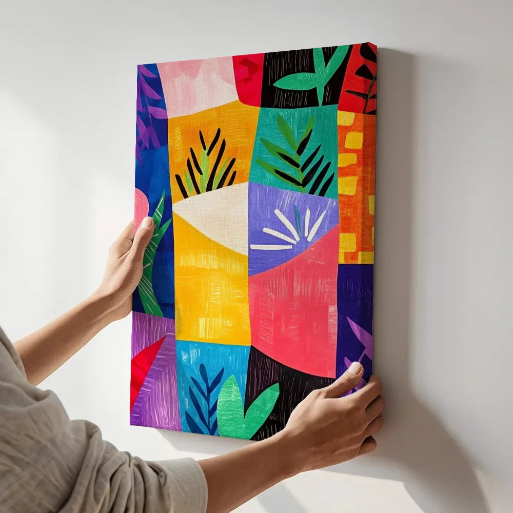 Sfeerimpressie: Kleurrijke tropische bladvormen collage terwijl het aan de muur wordt gehangen