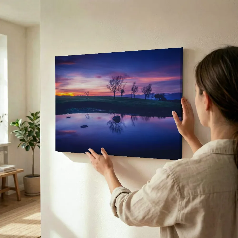 Sfeerimpressie: Kleurrijke zonsondergang boven het weiland terwijl het wordt opgehangen
