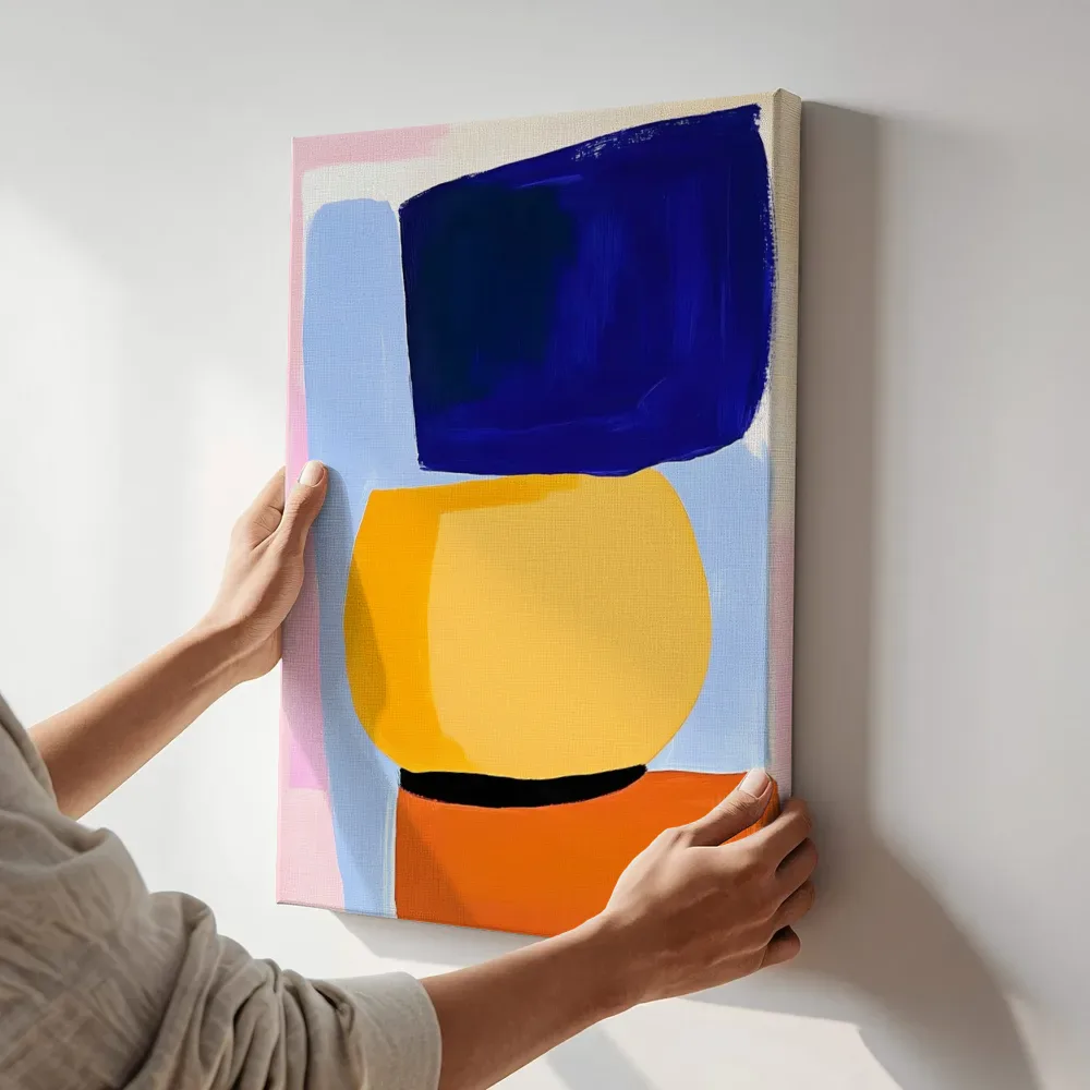 Sfeerimpressie: Kleurvlakken compositie in marineblauw, geel en oranje terwijl het aan de muur wordt gehangen