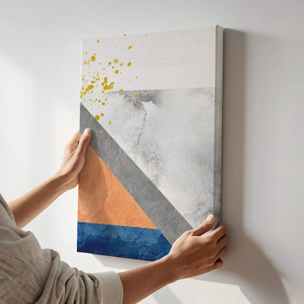 Sfeerimpressie: Kleurvlakken driehoeken in oranje en grijs terwijl het aan de muur wordt gehangen