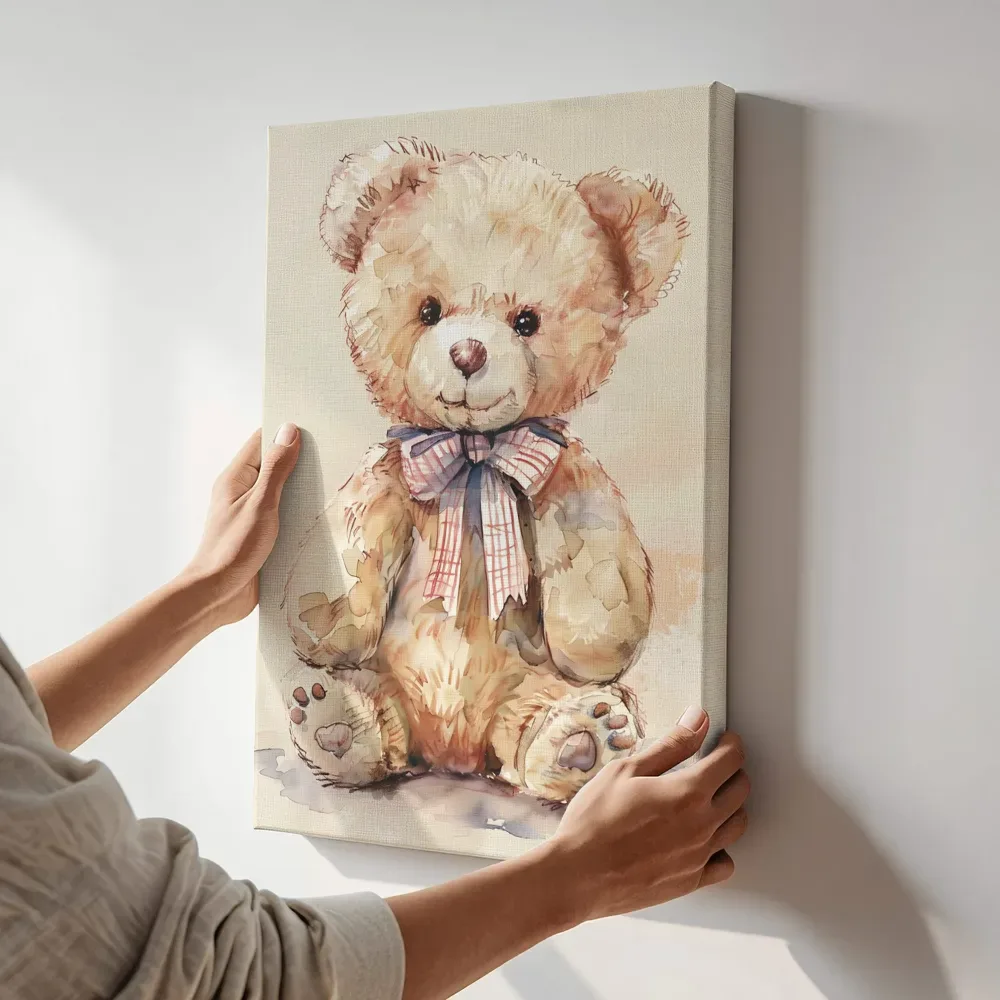 Sfeerimpressie: Knuffelbeer met strik terwijl het aan de muur wordt gehangen